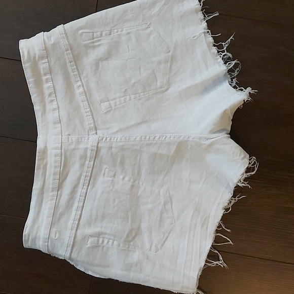 Shorts-White Distressed Jean Shorts NWOT - Picture 5 of 5